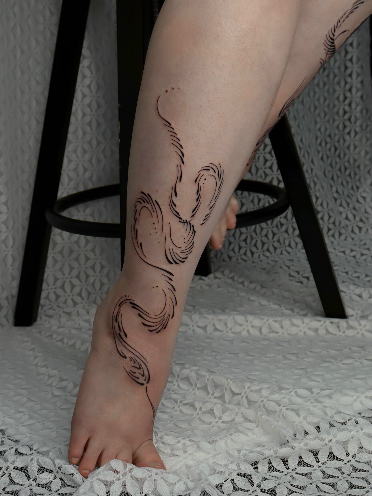 Composition abstraite sur la jambe, encre noire, par Clara Guilloud