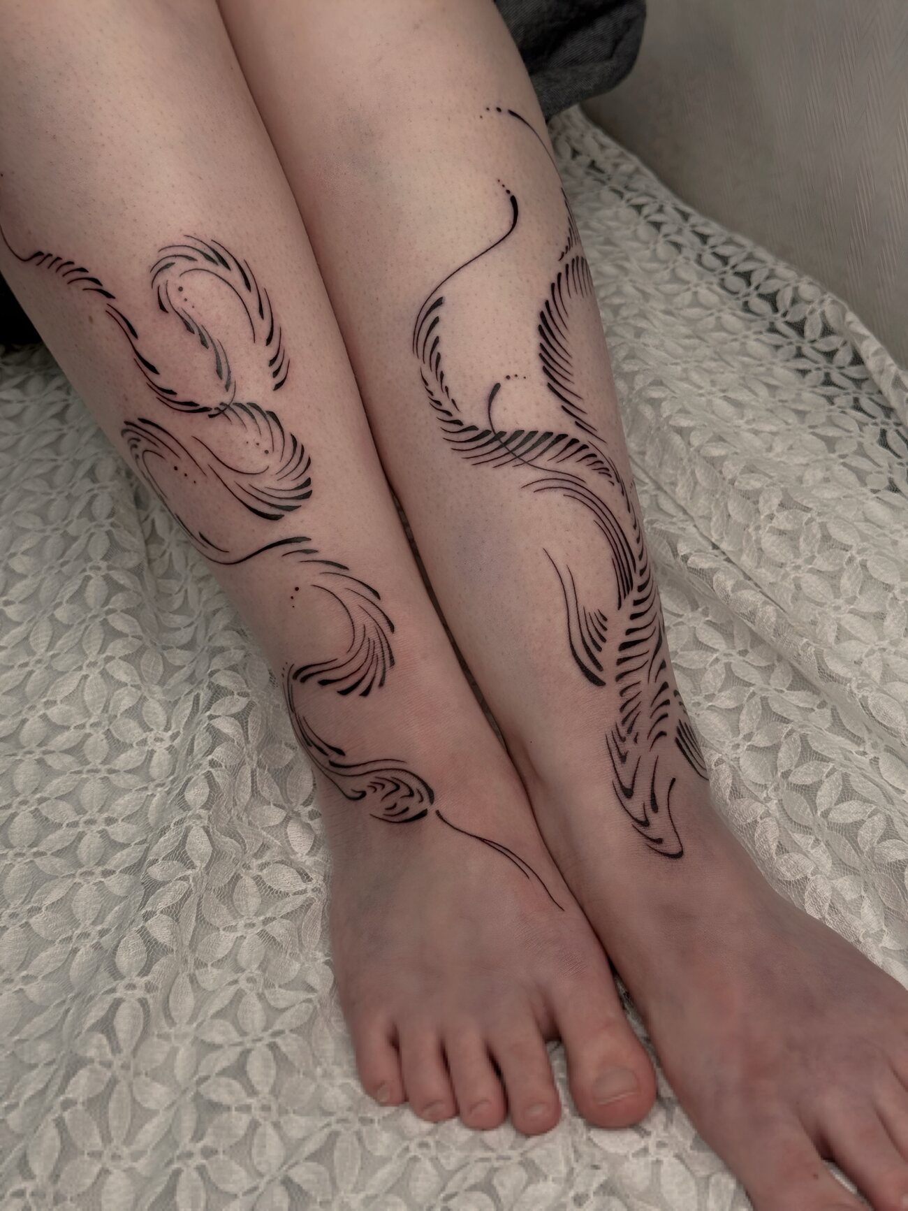 Tatouage flux organique, lignes continues, par Clara Guilloud