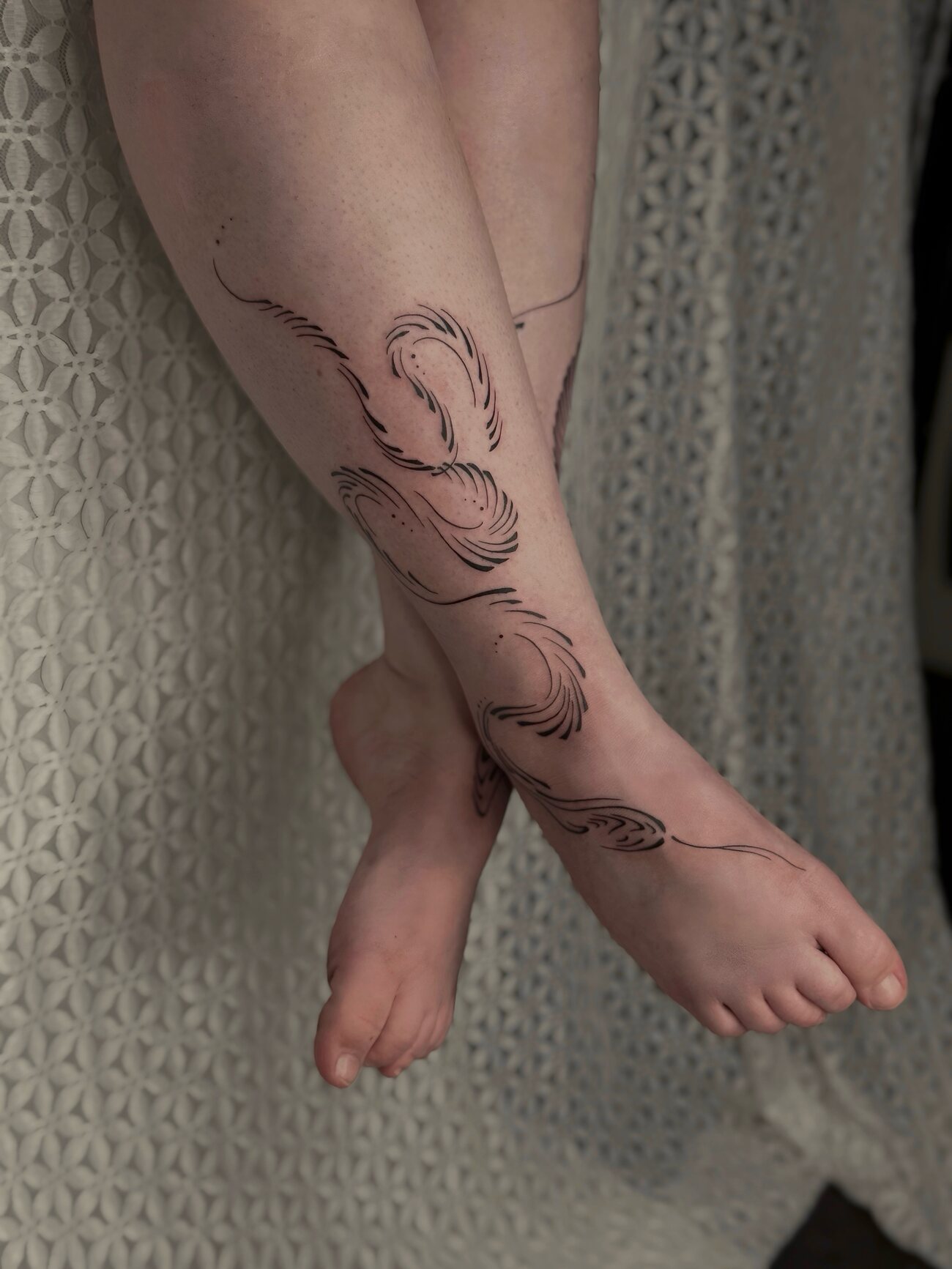 Ligne continue bio-organique sur la jambe, par Clara Guilloud