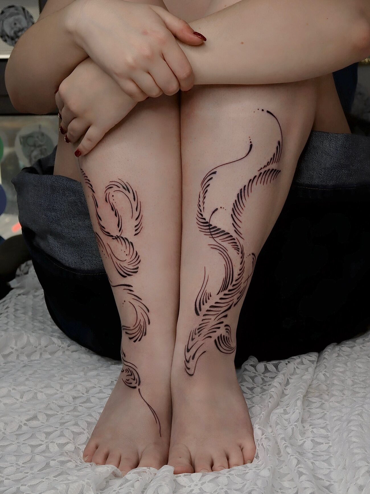 Tatouage abstrait en mouvement sur les jambes, par Clara Guilloud